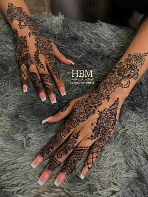 Henna Tattoo Designs Both Hands, 2024 Henna Designs, Eid Henna Designs Black, Henna Designs Upper Arm, Left Hand Henna Designs, Nail Designs For Indian Wedding, Traditional Henna Designs Mehndi, Henna Indian Designs, Beautiful Henna Designs For Eid