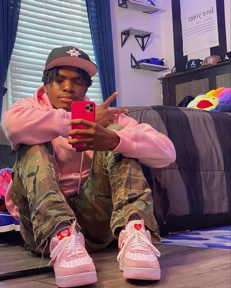 Pink Friday Outfits Men, Pink Fits Men Street Wear, Mens Pink Outfit Streetwear, Pink Outfits For Guys, Pink Streetwear Outfit Men, Pink Guy Outfit, Pink Pants Outfit Men, Pink Boy Outfit, Pink Hoodie Outfit Men