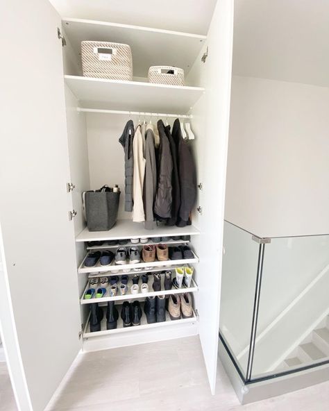 Clumping all your coats in a small space will make it look unsightly. It will become more problematic if you like to hang your coats in the entryway. Some people even need a dedicated room to make them organized. If you are interested in building one, read on, because we have three sophisticated coat closet entrance closet ideas just for you. ig @homorganizing #coatclosetentraceideas #coatclosetideas Entrance Hall Organisation, Small Coat Cupboard Ideas, Wardrobe Coat Closet, Hall Wardrobe Organisation, Small Entrance Wardrobe Ideas, Coat And Shoes Storage Hallway, Entrance Wardrobe Organisation, Hall Closet Organization Ideas Hallways, Entry Wardrobe Closet