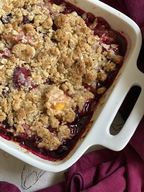 This sinfully delicious crisp is the perfect end to a Fourth of July feast. Use fresh peaches and blackberries while they are in season! Peach Blackberry Crumble, Peach And Blackberry Crisp, Blackberry Peach Crisp, Peach Berry Crisp, Blackberry Crisp Recipe, Blueberry Crisp Recipe, Blackberry Crisp, Berry Cobbler Recipes, Crisps And Cobblers