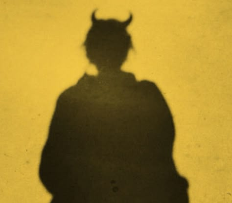 Gold Demon Aesthetic, Yellow Tiefling Male, Demon Boy Aesthetic, Yellow Tiefling, Demon Aestethic Male, Satyr Aesthetic, Demon X Human, Horn Aesthetic, Horns Aesthetic