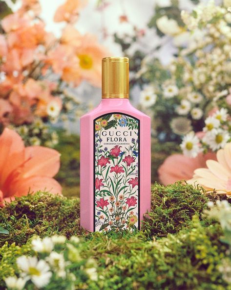 Gucci Flora Perfume, Luxury Perfume Packaging, Gucci Flora Gorgeous Gardenia, Parfum Gucci, Fragrance Photography, Gucci Flora, Pear Blossom, Gucci Floral, Flower Shower