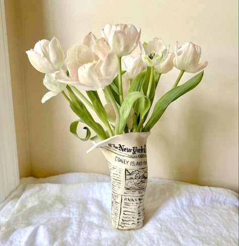 Newspaper Flower Vase, Vase Clay Ideas, Vase Air Dry Clay, Air Dry Clay Vase Ideas, Ceramics Ideas Pottery Vase, Air Dry Clay Flower Pots, Air Dry Clay Vase, Clay Vase Ideas, Aesthetic Vase