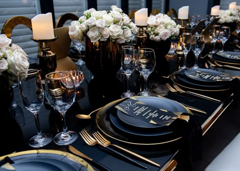 All Black Party, Gold Table Setting, Black And White Wedding Theme, Graduation Dinner, Dinner Party Decorations, Black Gold Wedding, Black Dinner, 21 Diner, Luxury Wedding Decor