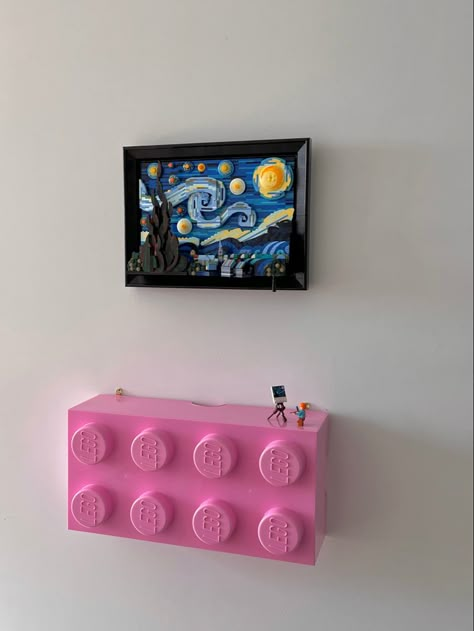 eclectic, vintage, lego inspo, lego decor, post modern room Eclectic Bedroom Ideas, Masculine Bedroom Ideas, Quirky Bedroom, Lego Room Decor, فنسنت فان جوخ, Funky Bedroom, Masculine Bedroom, Night Set, Lego Room