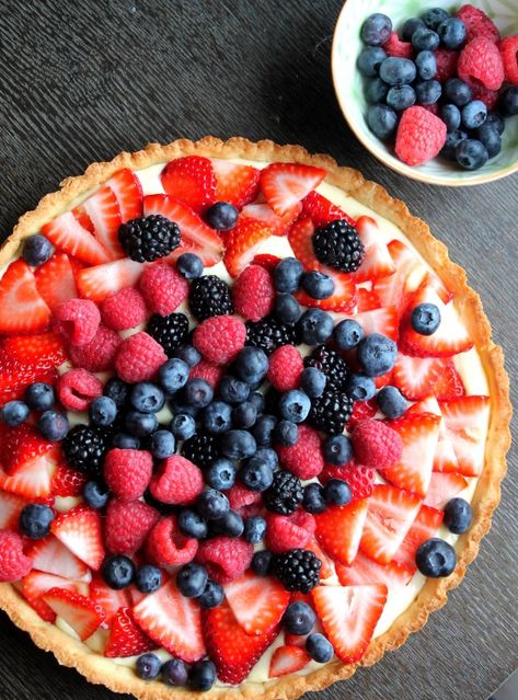 Fruit Tart with Fresh Berries - Print Heart Tarts, Tart Shells Recipe, Fresh Fruit Desserts, Fresh Fruit Tart, Crumble Tart, Fruit Tart Recipe, Vanilla Recipes, Tart Baking, Summer Dessert Recipes