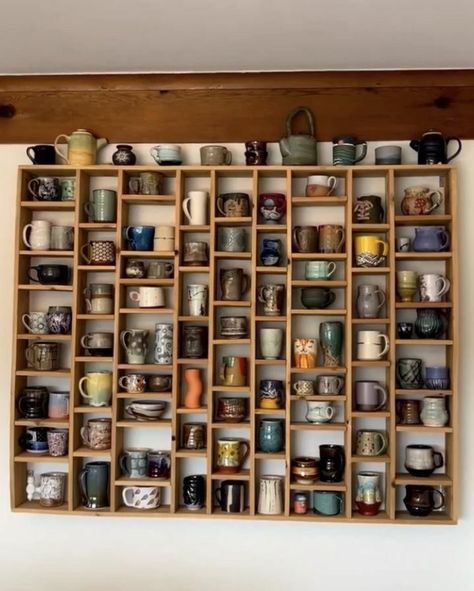 Kitchen Mug Storage Ideas, Pottery Shelf Display, Mug Cabinet Organization, Diy Mug Shelf, Tea Shelf Display, Mug Display Wall, Mug Shelf Display, Mug Display Ideas, Mugs Shelf