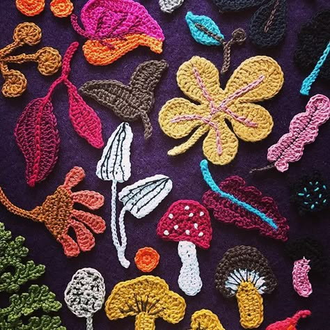 Nature Crochet, Crochet Mushrooms, Mushrooms Nature, Crochet Appliqué, Crochet Artist, Crochet Garden, Granny Square Crochet Patterns Free, Crochet Appliques, Yarn Flowers