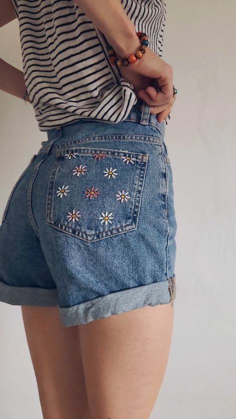 Fredi Boldt | 🪡🧵🌼 #diy #embroidery #daisies #diyfashion #hippievibes #flowergram #vintage #blumen #vintagefashion #flowers #embroideryart #inspo… | Instagram Denim Short Embroidery, Embroidery Daisies, Jean Diy, Embroidery Jeans Diy, Rome Outfits, Jeans Embroidery, Clothes Embroidery, Crafting Corner, Daisy Embroidery