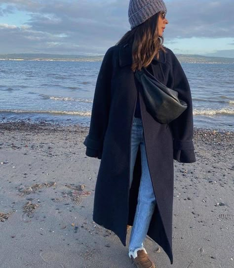 Wool Coat Outfit Casual, Winter Coat Street Style, Maxi Coat Outfit, Long Wool Coat Outfit, Long Navy Coat, Wool Coat Outfits, Navy Coat Outfit, Oversized Coat Outfit, Winter Coat Outfit