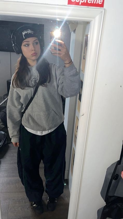 Black Adidas Joggers Outfit, Wired Headphones Outfit, Grey Cuffed Sweatpants Outfit, Black Adidas Fit, Cute Winter Outfits With Beanies, Outfit Ideas Black Joggers, All Black Outfit White Sneakers, Black Hobo Bag Outfit, Fits With Superstars