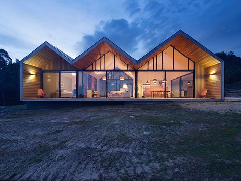 Lookout House by Room 11 (via Lunchbox Architect) Modern Roof Design, Gable Roof Design, Eco Construction, Melbourne Architecture, Gable House, Gable Roof, Australian Architecture, Glass Facades, Courtyard House