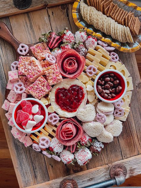 Charcuterie Boards Valentines, Pink Christmas Charcuterie Board, Charcuterie Board Pink Theme, Pink Charcuterie Board Ideas, Strawberry Charcuterie Board, Barbie Charcuterie Board, Taylor Swift Charcuterie Board, Pink Food Board, Valentines Boards