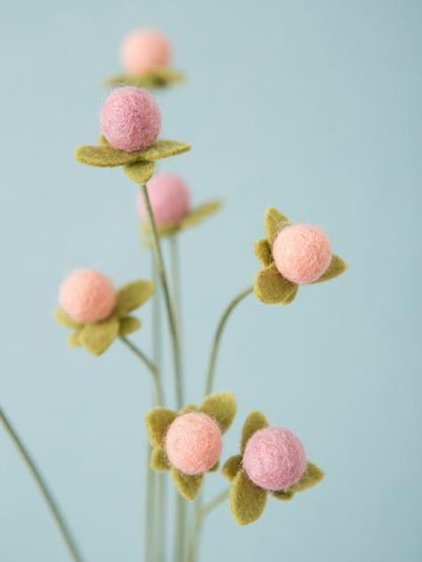 Felted Wool Flowers Diy, Felt Berries Diy, Felted Wool Flowers, Wool Felt Flowers, Felted Flowers How To Make, Needle Felt Flowers, Needle Felting Flowers, How To Make Felt Flowers, Easy Felt Flowers