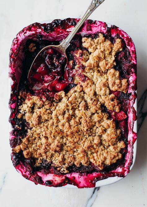 Apple & Berry Crumble With Vegan Custard - So Vegan Plum Crisp, Peach Blueberry Crisp, Apple And Berry Crumble, Mixed Berry Crisp, Crunchy Oatmeal, Mixed Berry Cobbler, Berry Cobbler Recipes, Cherry Crisp, Berry Crisp