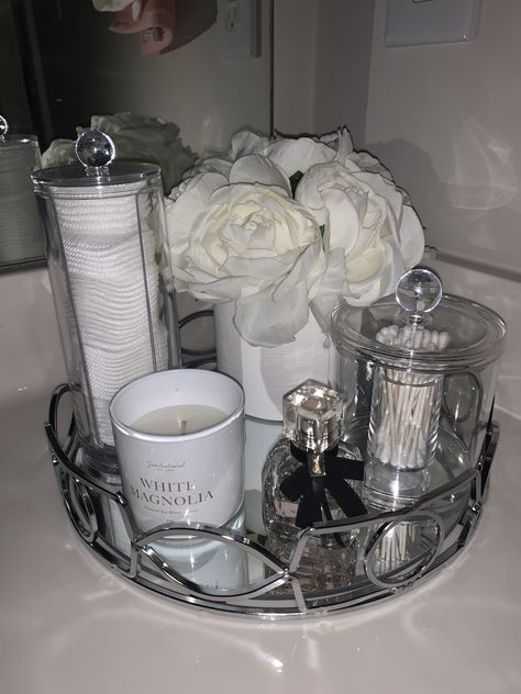 Bathroom Silver Decor, Silver Restroom Decor Ideas, Restroom Astethic, House Decor Grey And White, Silver And Black Home Decor, Boujee Living Room Decor, White And Silver Apartment Decor, Black And Silver House Decor, Grey And White House Decor