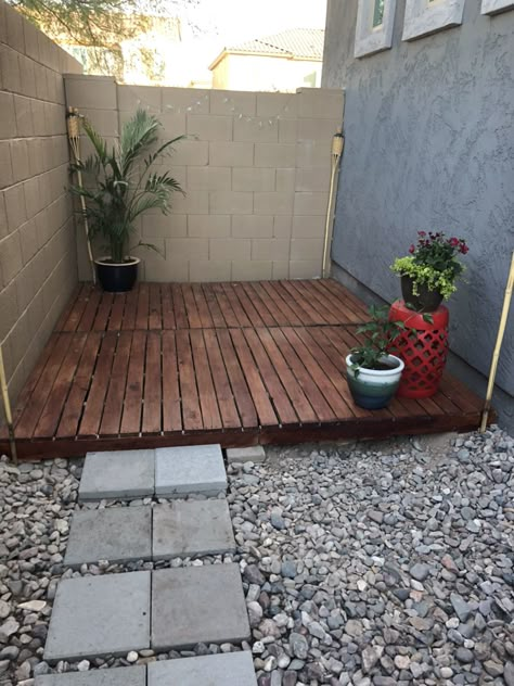 Outdoor Patio Ideas Backyards, Pallet Deck, Yard Ideas Cheap, Yard Ideas Backyard, Diy Backyard Patio, Back Deck Decorating, Pallet Patio, Backyard Landscaping Plans, Diy Backyard Landscaping