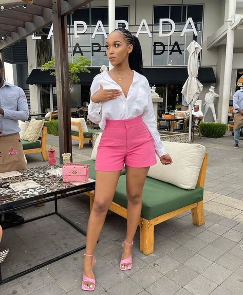 Pink Shorts Outfits, Breakfast Outfit, Dress Shorts Outfit, Summer Brunch Outfit, Look Rose, Chic Dress Classy, Mode Zara, Effortlessly Chic Outfits, Classy Work Outfits