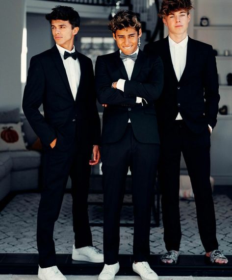 Boys Prom Outfit Ideas, Black Groomsmen Suits, Black Prom Suits, Tux Prom, Boy Prom Outfit, Prom Outfits For Guys, Prom Photography Poses, Andrew Davila