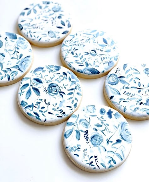 Blue Flower Cookies Decorated, Chinoiserie Cookies Decorated, Watercolor Floral Cookies, Painted Decorated Cookies, Blue Floral Cookies Decorated, Blue Royal Icing Cookies, Blue And White Wedding Cookies, Vintage Cookies Decorated, Blue And White Bridal Shower Cookies