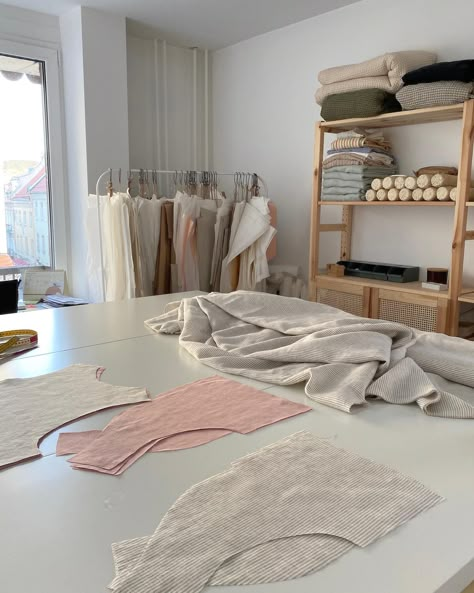 Sew Room Ideas, Clothing Design Aesthetic, Sewing Clothes Aesthetic, Clothes Design Aesthetic, Fashion Designer Working, Aesthetic Sewing, Fashion Design Aesthetic, Sewing Atelier, Sewing Aesthetic