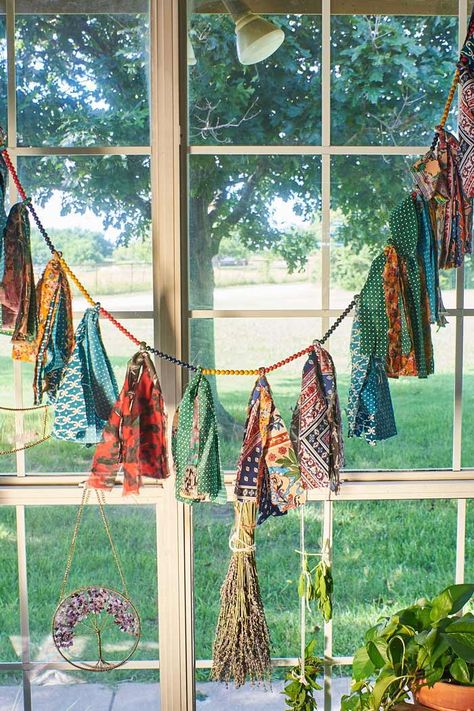 Tassel With Beads, Hippie Wall Art, Beads Garland, Yarn Creations, Flag Garland, Boho Crafts Diy, Rope Decor, Pinterest Contest, Craft Booth Displays