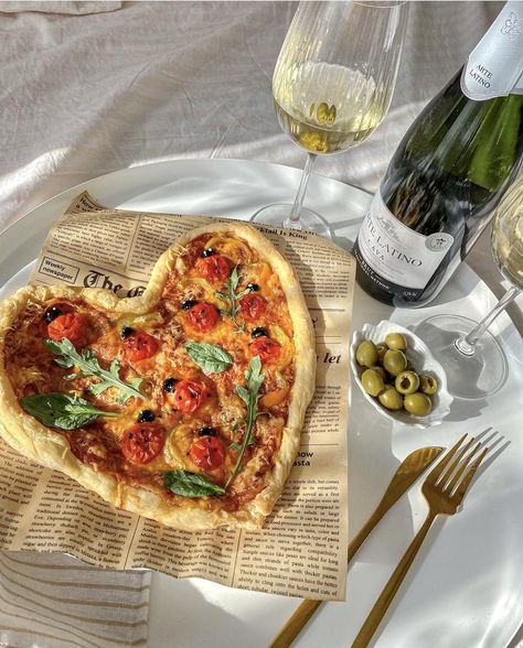 Wine And Pizza, Neopolitan Pizza, Pizza Gifts, Heart Shaped Pizza, Pizza Night, Food Obsession, Cute Food, Aesthetic Food, A Heart