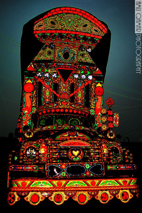 Truck colouring the night in Pakistan | Photo by Amna Qamar on flickr | Permission: CC BY-NC-ND 2.0 http://creativecommons.org/licenses/by-nc-nd/2.0/deed.de Indian Truck Art, Pakistani Truck Art Pattern, Truck Art Pakistan Pattern, Pakistani Trucks, Truck Art Pakistan, Pakistan Art, Pakistani Art, Pakistan Culture, Pakistani Culture