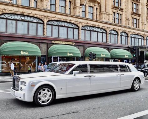 Rolls Royce Limo, Rolls Royce Limousine, Limo Car, Rolls Royce Black, Trunk Ideas, Futuristic Vehicles, Cool Truck Accessories, Jeezy, Armored Truck