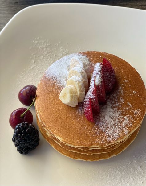 Flapjacks Aesthetic, Pancake Designs Ideas, Pancake Plating Ideas, Pancake Presentation, Pancake Plating, Pancake Aesthetic, Cottage Core Food, Pancake Restaurant, Meals Healthy Dinner