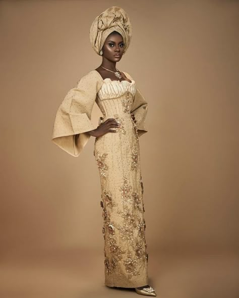 Beautiful Yoruba bridal look inspo. #african #africanfashion #africanfashionoutfits #africandress #africandressstyles #nigerianwedding #nigerianfashion Guinean Wedding Dress, Gele Styles Nigerian Bride, Traditional Nigerian Dress, Dresses For Kids Wedding, Nigerian Women Fashion, Marriage Drawing, Party Dresses For Kids, Nigerian Traditional Dresses, Nigerian Wedding Dress