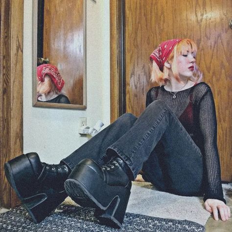 demonia boots outfit model lizzy_andr3 on instagram Casual Demonia Outfit, Demonia Stack 301 Outfit, Chunky Platform Outfit, Demonia Boots Outfit Aesthetic, Platform Boots Casual Outfit, Platform Boots Outfit Casual, Goth Platform Boots Outfit, Demonia Shaker Outfit, Platform Demonia Outfit