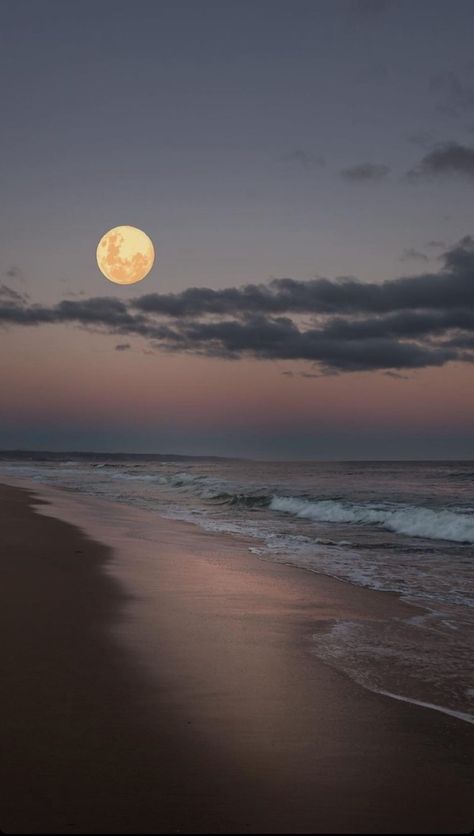 Mekka Islam, Moon Beach, Ocean At Night, Beautiful Landscape Photography, Moon Pictures, Sky Pictures, Pretty Landscapes, Moon Photography, Pretty Sky