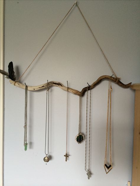 Stick Necklace Holder, Diy Jelewry Holder, Branch Necklace Holder, Necklace Hanger Diy, Diy Necklace And Bracelet Holder, Necklace Holder Diy, Wall Necklace Holder, Diy Necklace Stand, Necklace Organization