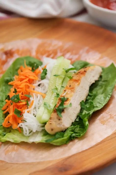 Summer Rolls Chicken, Chicken Spring Roll Recipe Rice Paper, Rice Paper Sandwiches, Rice Wrap Recipes, Rice Paper Rolls Fillings, Spring Roll Filling Ideas, Spring Rolls Chicken, Rice Paper Rolls Recipe, Summer Spring Rolls