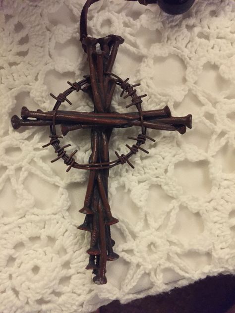 Beautiful nail cross Crucifix Art, Rusty Nails, Wire Crosses, Nail Cross, Welding Crafts, Cross Nails, Cross Crafts, Gothic Crosses, Wall Cross