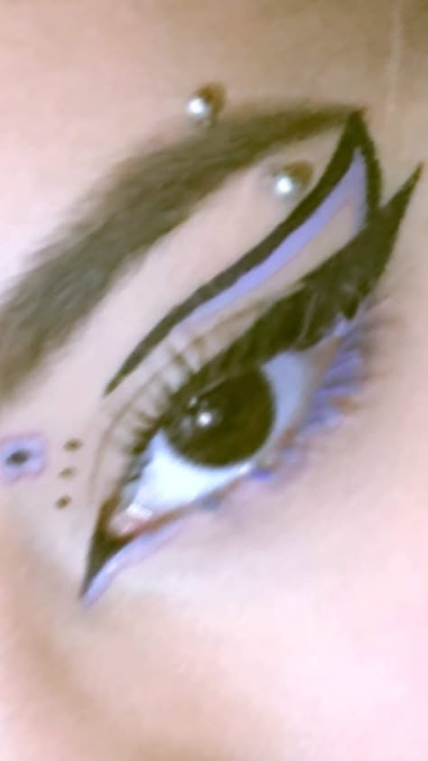 Purple Liquid Eyeliner, Light Purple Eyeliner, Purple Eyeliner Looks, Artsy Eye Makeup, Easy Eyeliner Looks, Purple Mascara, Easy Eyeliner, Purple Makeup Looks, Purple Eyeliner