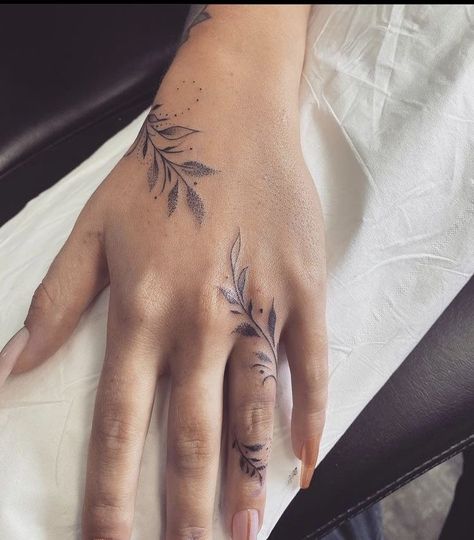 Hand Tattoos Simple, Simple Hand Tattoos, Amazing 3d Tattoos, Tattoos Pretty, Tattoos Simple, Finger Tattoo For Women, Hand And Finger Tattoos, Boho Tattoos, Pretty Hand Tattoos