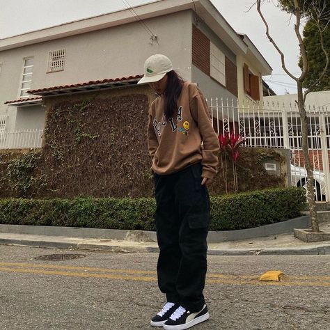 daniela kim on Instagram: “🤌🏼” Suede Sneakers Outfit, Puma Suede Outfit, Puma Suede Classic Xxi, Chic Mini Skirt, It Girl Vibes, Oversized Sweaters, Puma Suede, Trending Sneakers, Street Outfit