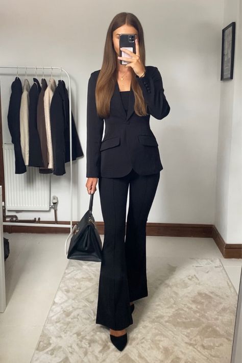 Business Formal Outfit, Outfit Formal Mujer, Corporate Attire Women, Business Fits, Interview Outfits Women, Office Fits, Business Professional Outfits, Corporate Baddie, Lawyer Fashion