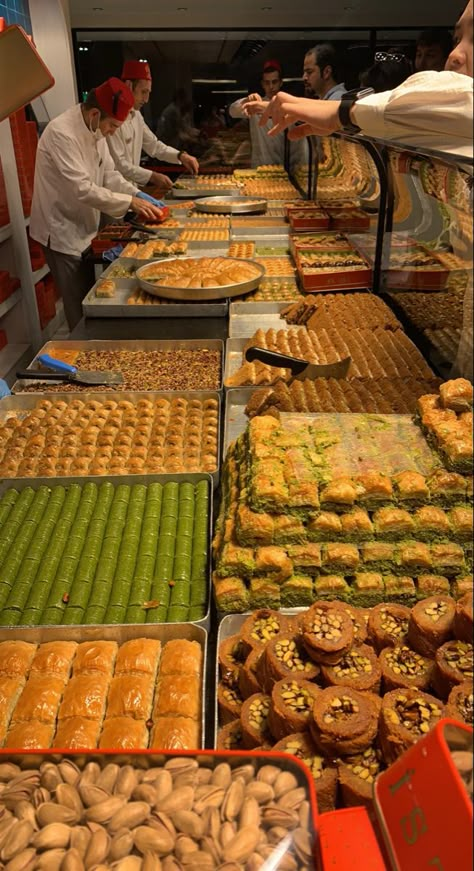 Food In Turkey, Istanbul Turkey Aesthetic, Istanbul Street Food, Turkish Summer, Turkish Street Food, Turkish Aesthetic, Turkey Culture, Istanbul Food, Turkey Aesthetic