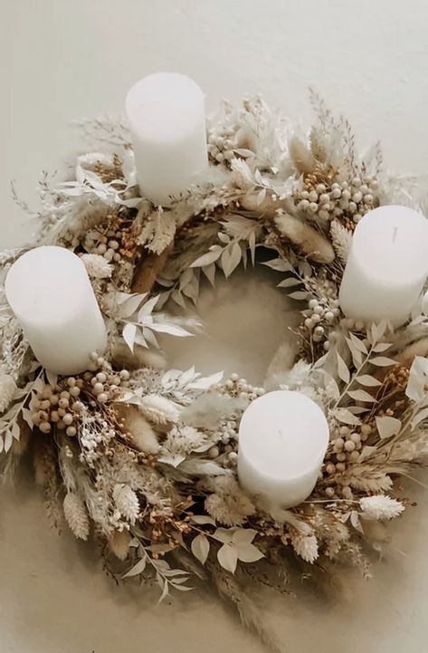 Christmas Advent Wreath, Wedding Decorating, White Decoration, Dried Flower Wreaths, Bohemian Theme, Noel Diy, Advent Wreath, Xmas Diy, Christmas Inspo