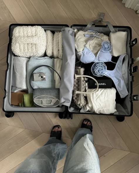 Traveling aesthetic Suitcase Flatlay, Airport Aesthetic, Inside My Bag, Serena Van Der Woodsen, Suitcase Packing, What In My Bag, Foto Ideas Instagram, Dream Lifestyle, In My Bag