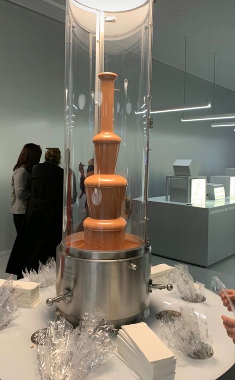 Lindt Museum, Chocolate Castle, Dumpling Restaurant, Chocolate Store Design, Concept Store Ideas, Chocolate Restaurant, Chocolate Museum, Chocolate Walls, Vintage Coffee Shops