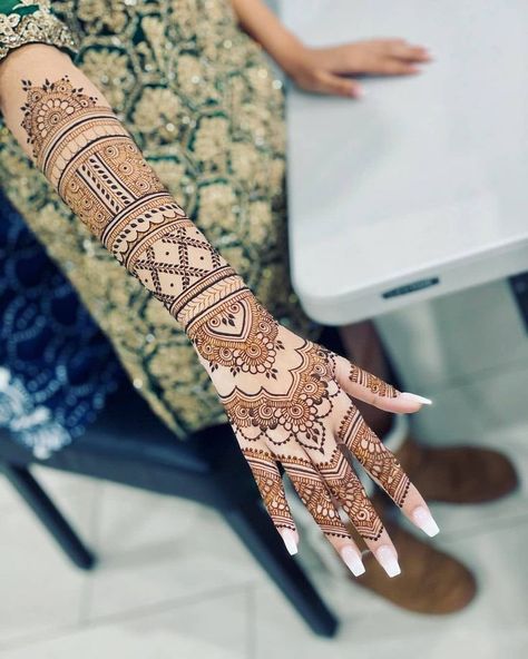 Dulhan Mehndi Henna Design Hand, Stylish Back Hand Mehndi, Henna Flowers, Wedding Henna Designs, Henna Flower Designs, Henna Flower, Back Hand Mehndi, Front Mehndi Design, Bridal Mehendi Designs Hands