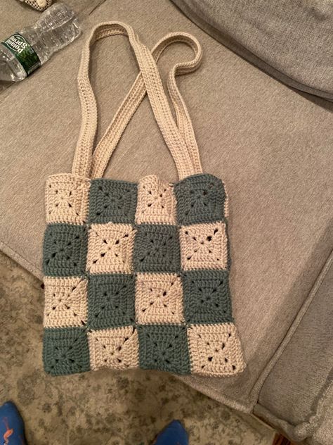 Simple Granny Square Crochet Tote, Tote Bag Crochet Granny Squares, Solid Granny Square Bag, Crochet Tote Bag Granny Squares, Granny Square Tote Bag, Solid Granny Square, Learn Sewing, White Pocket Square, Crochet Stitches Chart