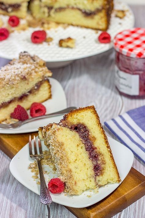 Raspberry Jam Filled Coffee Cake | Perfect for weekend brunch! Jam Coffee Cake, Filled Coffee Cake, Cake With Jam, Raspberry Cake Filling, Brunch Party Ideas, Recipe Cheesecake, Cheesecake Oreo, Raspberry Preserves, Cheesecake Dessert