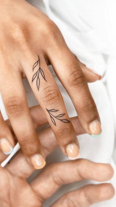 Tattoo Designs Finger, Tattoo Ideas Finger, Blatt Tattoos, Simple Finger Tattoo, Finger Tattoo Ideas, Tattoos Finger, Thumb Tattoos, Collarbone Tattoo, Wrap Tattoo