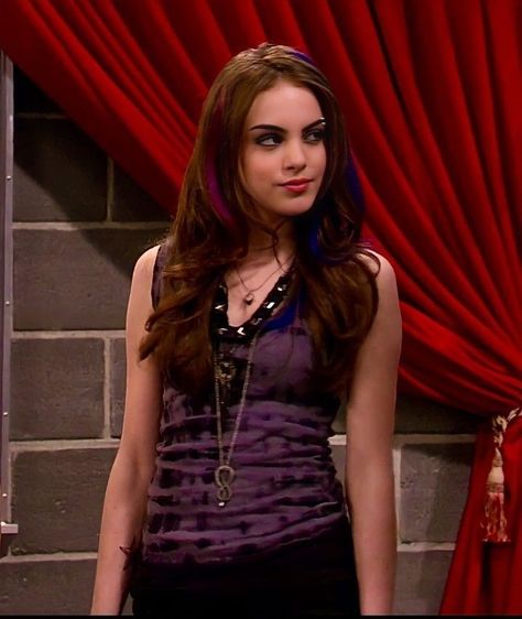 Victorious s1 Jade West Outfits Season 1, Jade West Makeup, Victorious Characters, Jade West Season 1, Jade West Hair, Jade West Outfits, Jade West Style, Jade Victorious, Elizabeth Gilles