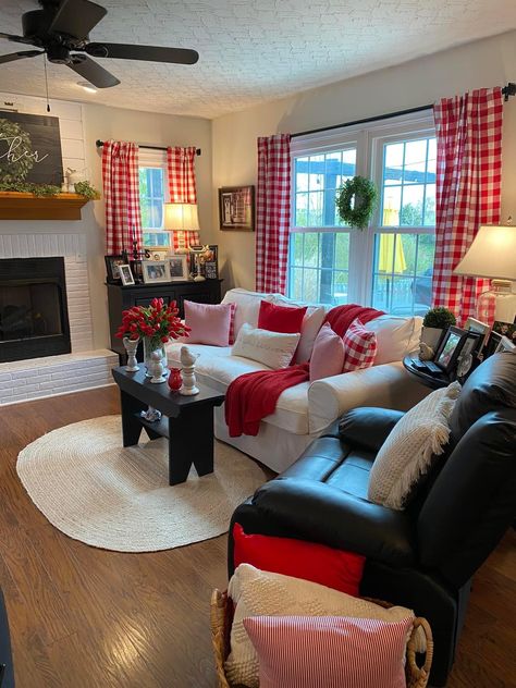 Living Room Country, Red Living Room, Room Country, Quilt Room, Red Living, English Country Decor, Living Room Red, Red Sofa, Red Rooms